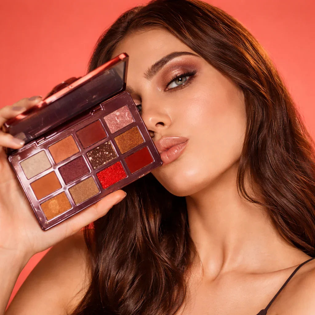 Palette de fards à paupières aux teintes chaudes, dorées et rouges avec miroir intégré