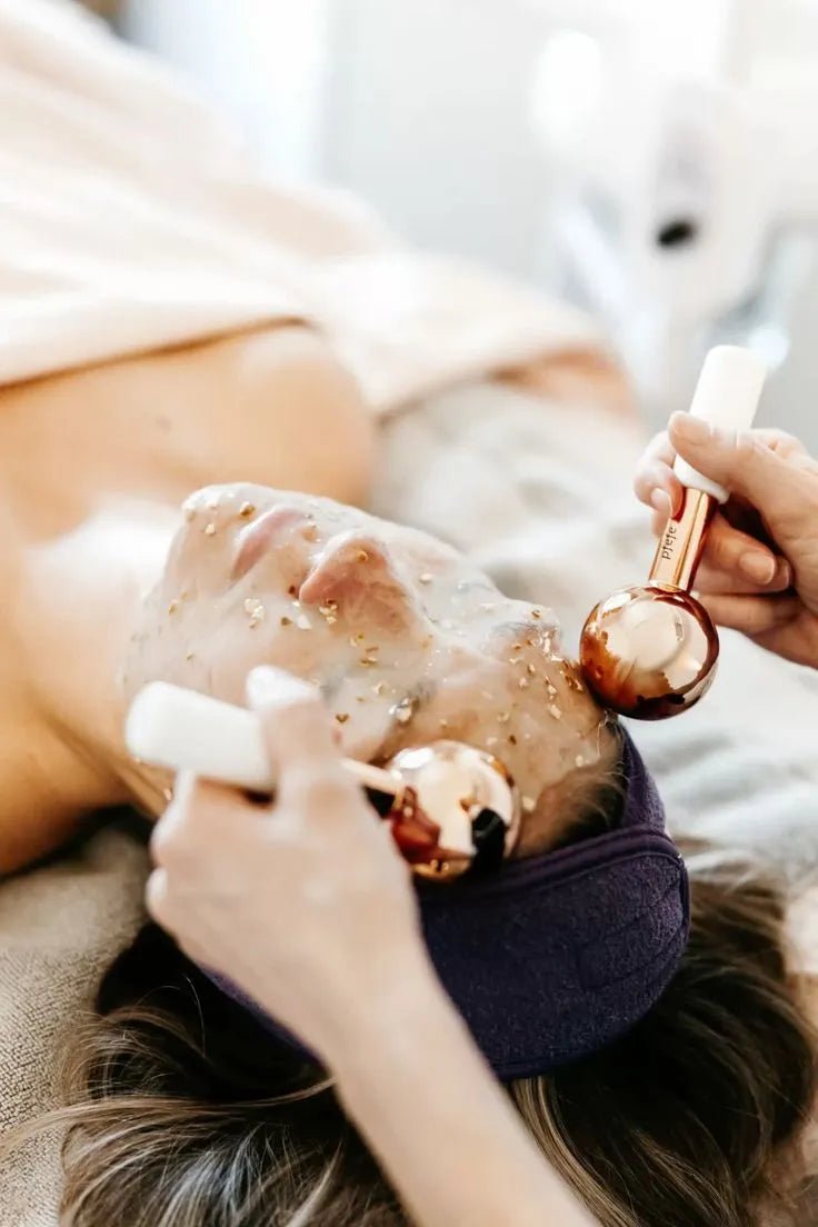 soin visage liftant avec masque hydrogel et rouleaux de massage dorés, séance esthétique haut de gamme