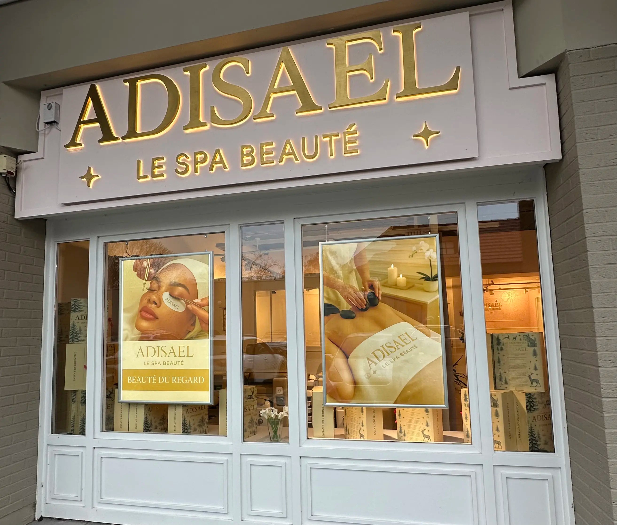 Façade du spa beauté ADISAEL avec vitrines affichant soins visage et massage détente